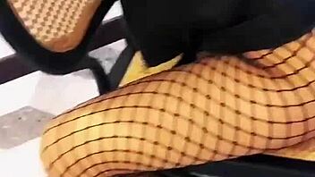 Stunning Chinese model showcases her captivating beauty and grace