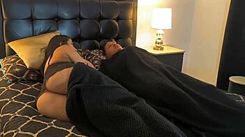 mi madrastra me cuida con un trio creampie caliente
