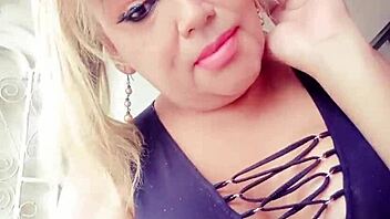 carolina the guayaquil transexual plays solo with her cock