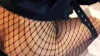 Stunning Chinese model showcases her captivating beauty and grace