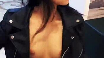 Stunning Chinese model showcases her captivating beauty and grace