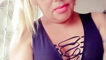 carolina the guayaquil transexual plays solo with her cock