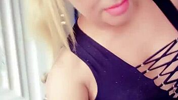 carolina the guayaquil transexual plays solo with her cock