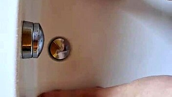 washin my dirty chubby feet in the tub feels amazin