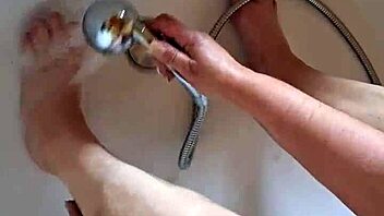 washin my dirty chubby feet in the tub feels amazin