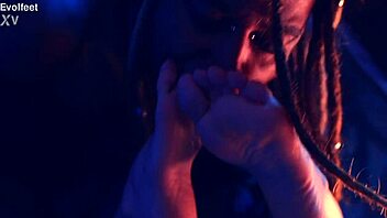 hey check out this femdom goddess demanding foot worship and toe sucking