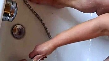 washin my dirty chubby feet in the tub feels amazin