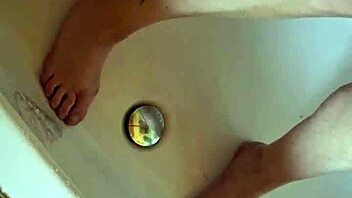 washin my dirty chubby feet in the tub feels amazin