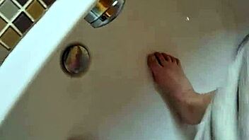 washin my dirty chubby feet in the tub feels amazin