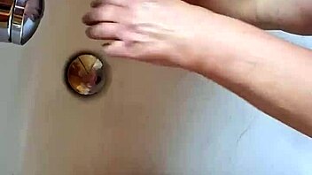 washin my dirty chubby feet in the tub feels amazin