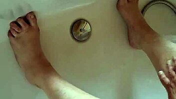 washin my dirty chubby feet in the tub feels amazin