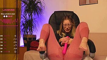 Moaning curvy babe squirts waterfall from clit vibrator explosion