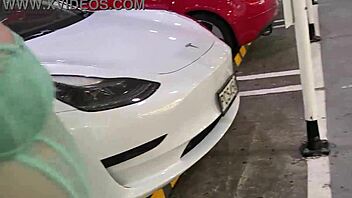 trashy kiwi slut flashes pussy at mall and busy street