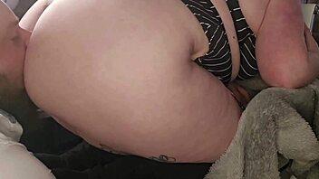 Curvy babe spreads legs wide for intense pussy licking orgasm
