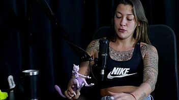 Safada strips sensually flashing tits denies trans fantasy loss of virginity