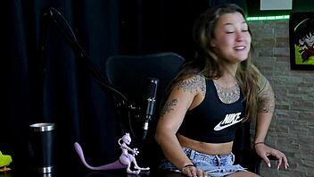 Safada strips sensually flashing tits denies trans fantasy loss of virginity