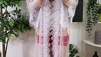 hey let's slide this buttplug deep into my curvy ass