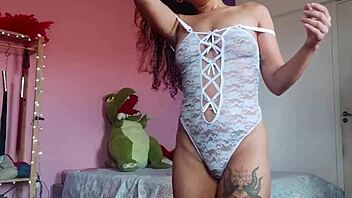 hot brazilian teases her delicate feet seductively