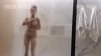 Homemade couple films bodybuilder babe shower fucking cumshot