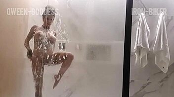 Homemade couple films bodybuilder babe shower fucking cumshot