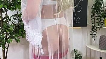 hey let's slide this buttplug deep into my curvy ass