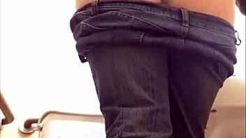 Pretty babe pees and flaunts hot ass!