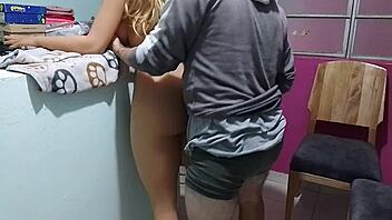 Follando a mi hermosa madrastra en Navidad como fuck doll!