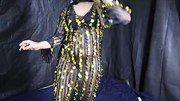 arab amateur dances tits out before outdoor public pounding