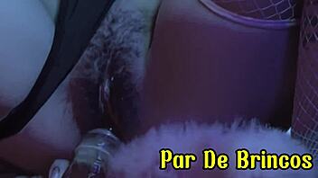 ela adora brincar com a buceta e plug anal na rua