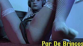 ela adora brincar com a buceta e plug anal na rua