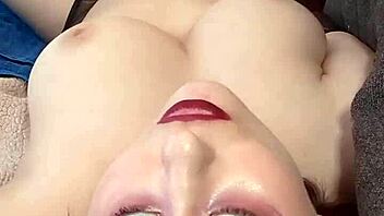 rubbing fat pussy lips on couch till i squirt everywhere 💦🍑😩