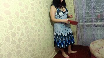 a curvy milf pees under table in amateur wet fetish compilation