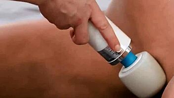 Dee Williams Lures Roommate Nicole Doshi for Bedroom Lesbian Squirting