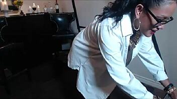 she fills her ass with toys as maxine x squirts wet