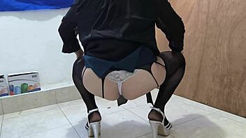 I'm the hottest office exec slut dying to fuck while watched 😈💋