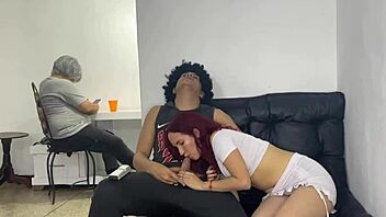 mi amigo's puta esposa me la follo doggy mientras el no mira!