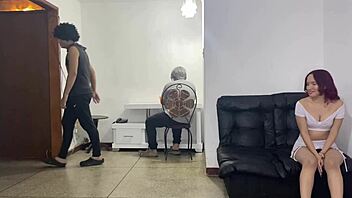 mi amigo's puta esposa me la follo doggy mientras el no mira!