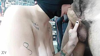 chupo esa verga de 20 cm hasta vaciarla toda papi