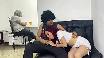 mi amigo's puta esposa me la follo doggy mientras el no mira!