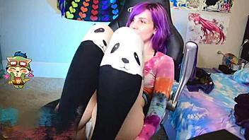 Horny nympho milf vibes pussy to explosive cum!