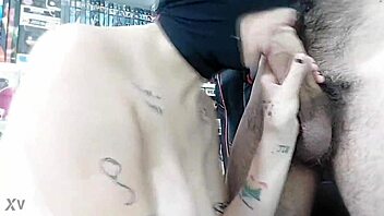 chupo esa verga de 20 cm hasta vaciarla toda papi