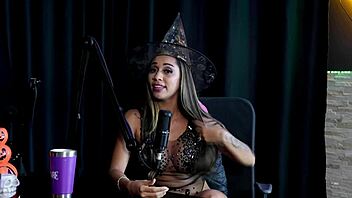 Tamanho n�o � documento spills her exhibitionist life stories and fave fuck spots on Halloween night