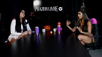 Tamanho n�o � documento spills her exhibitionist life stories and fave fuck spots on Halloween night