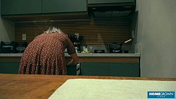 Naomi's Cock-Sucking Skills Drive Scarlett Taylor Wild with Desire