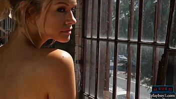 uhh big round ass milf model strippin naked mornin got me goin