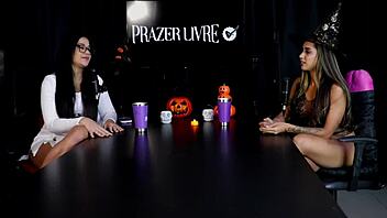 Tamanho n�o � documento spills her exhibitionist life stories and fave fuck spots on Halloween night