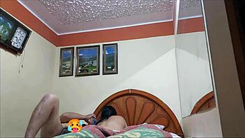 mi esposo me ofrece como puta a su amigo maduro por plata!