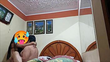 mi esposo me ofrece como puta a su amigo maduro por plata!