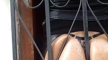 ass in leggings pokin out window hot