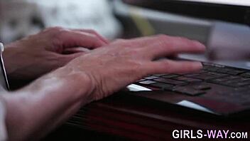 wanna see this milf babe tribbing in stockings?